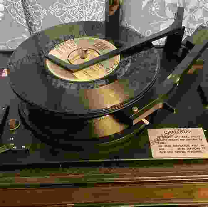 A Vintage Record Player Playing A Stack Of Vinyl Records Featuring Popular Love Songs From The 1940s And 1950s Popular Performer: 1940s And 1950s Love Songs: The Best Romantic Classics (Popular Performer Series)